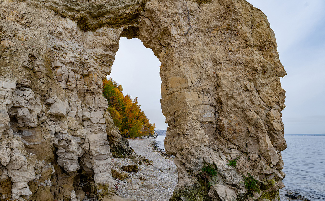 Скальная арка на Камском устье