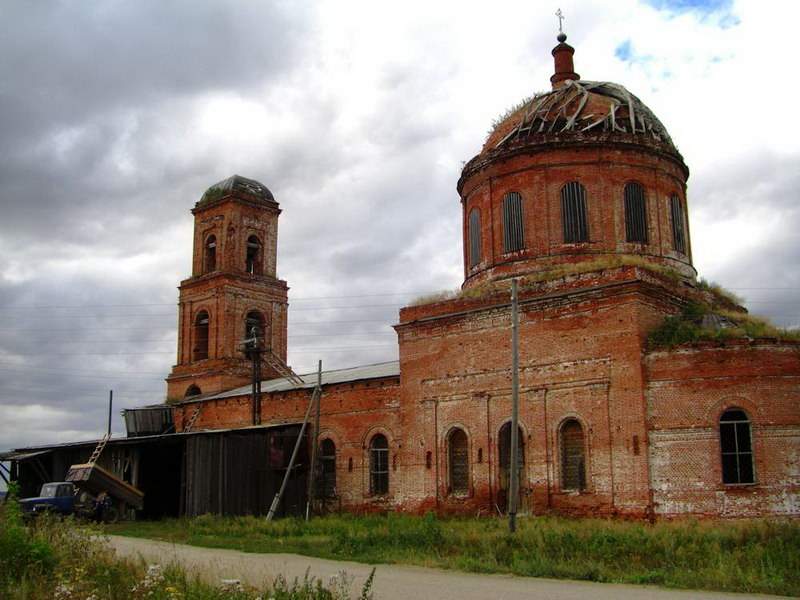 Храм и святой источник в селе Дерюшево