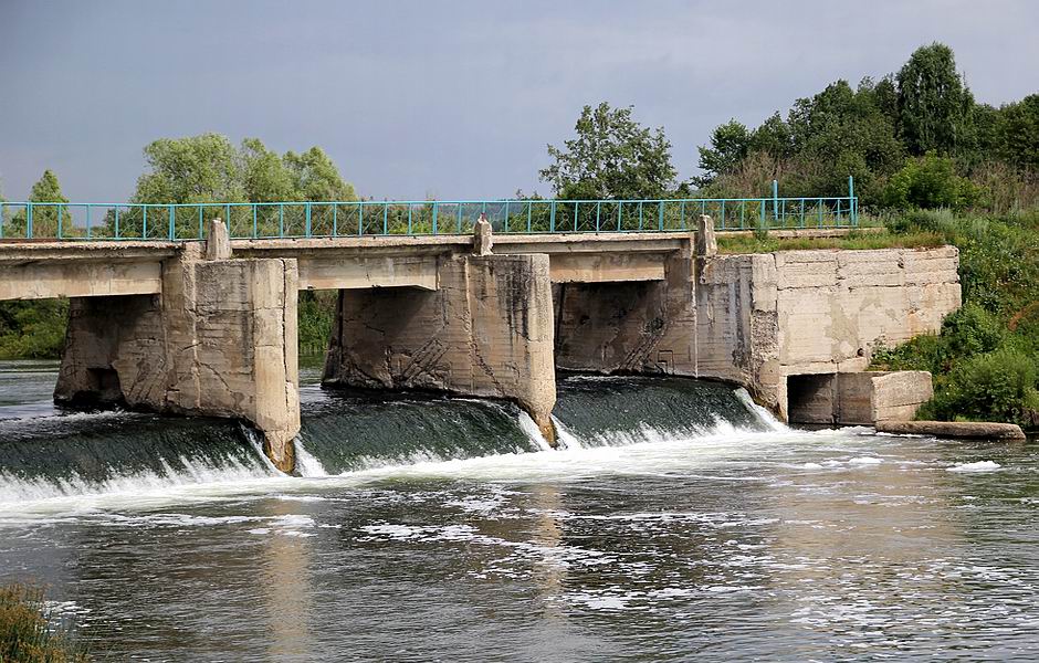 ГЭС и плотина в деревне Перевоз